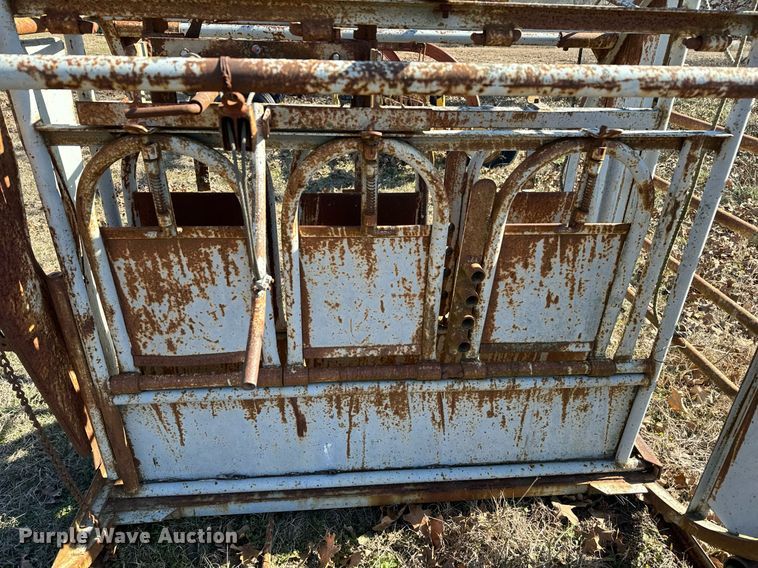 image for item NA9767 Livestock squeeze chute