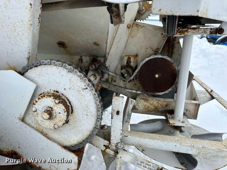 image for item NL9353 Willmar  600 spreader