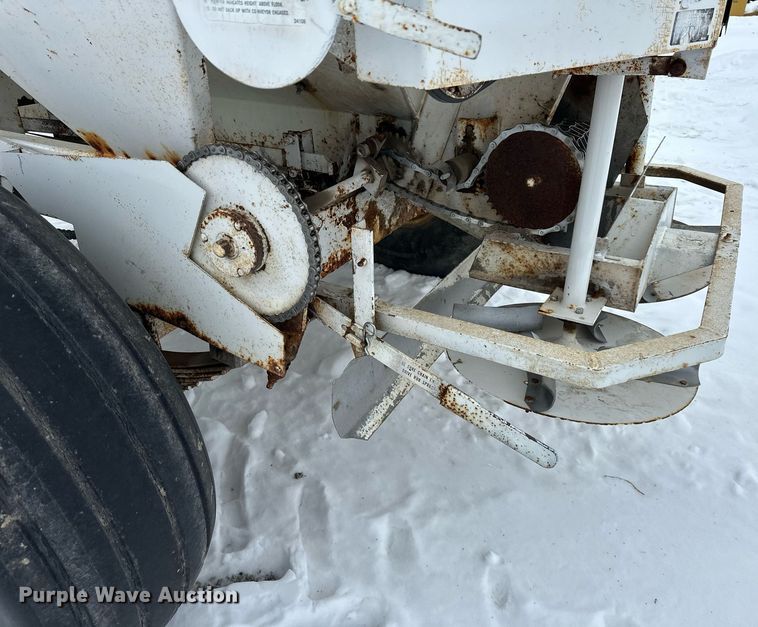 image for item NL9353 Willmar  600 spreader