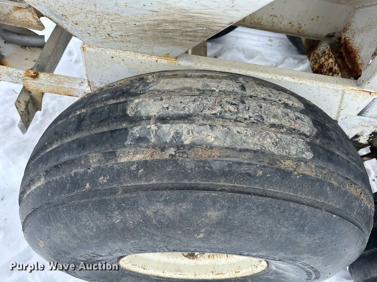 image for item NL9353 Willmar  600 spreader