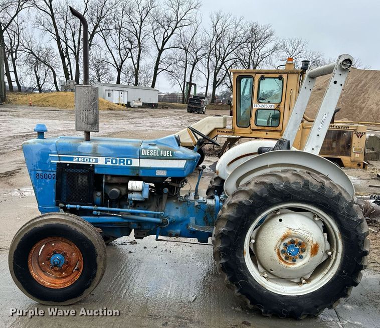 image for item NM9241 1981 Ford 2600 tractor