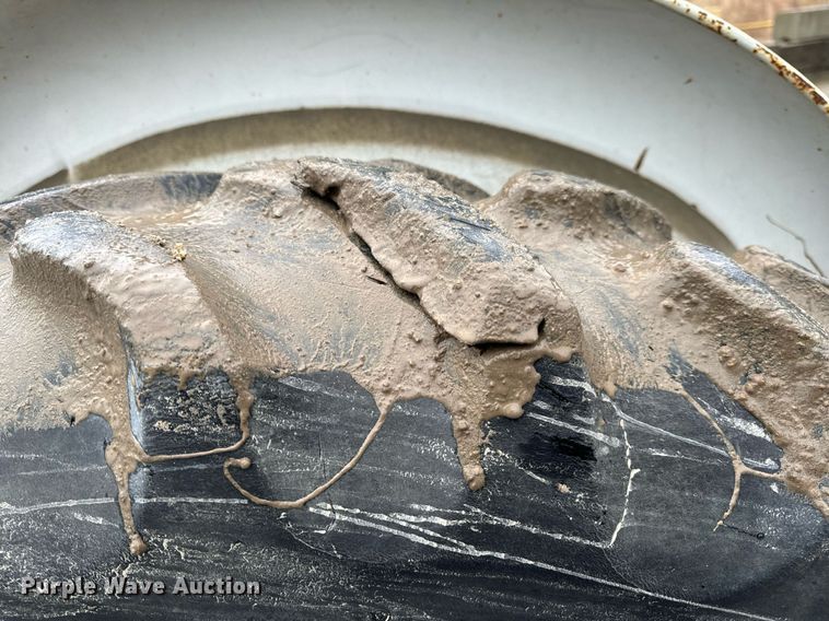 image for item NM9241 1981 Ford 2600 tractor