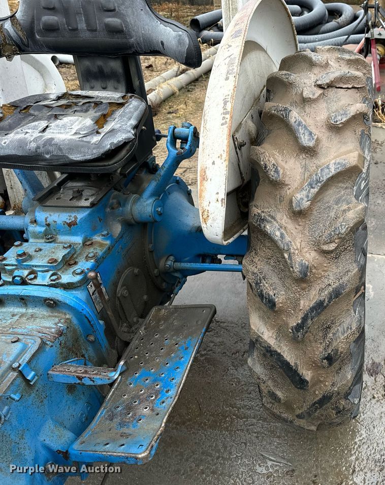 image for item NM9241 1981 Ford 2600 tractor