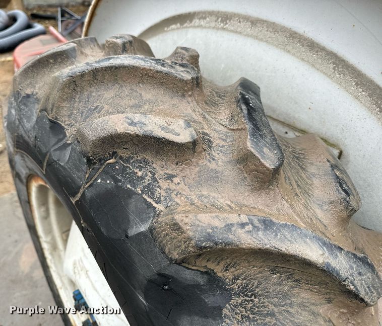 image for item NM9241 1981 Ford 2600 tractor