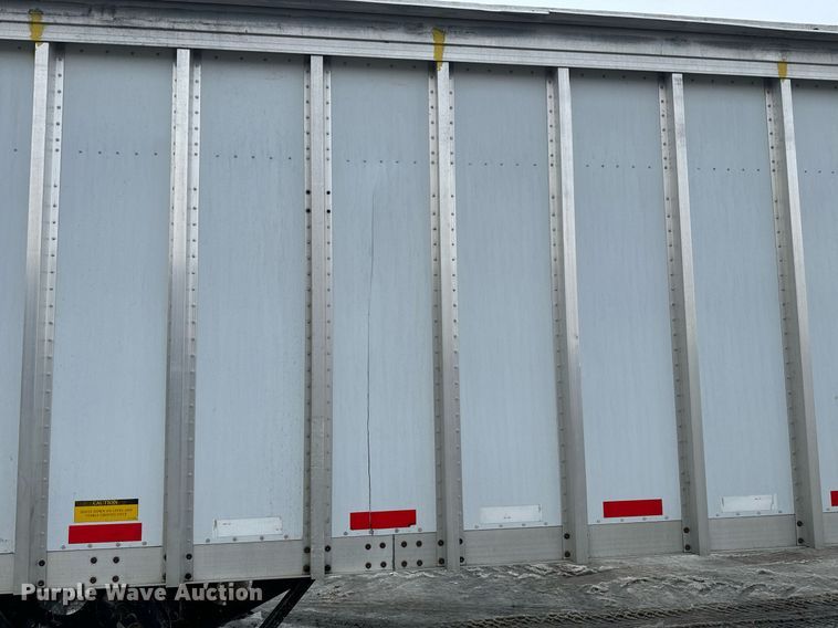 image for item NN9364 2004 Trail King live bottom trailer