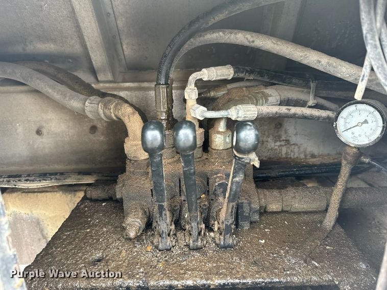 image for item NN9364 2004 Trail King live bottom trailer