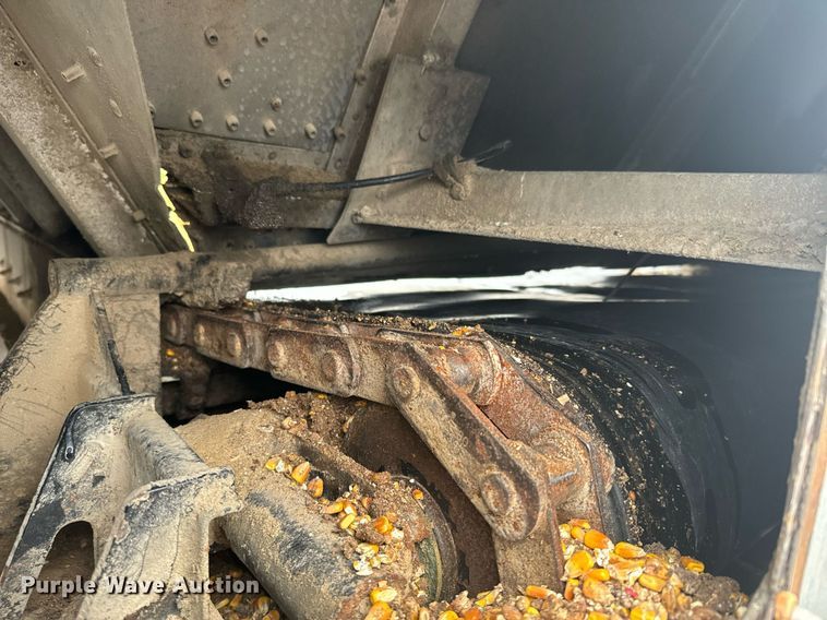 image for item NN9364 2004 Trail King live bottom trailer