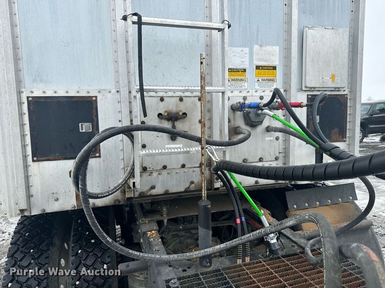 image for item NN9364 2004 Trail King live bottom trailer