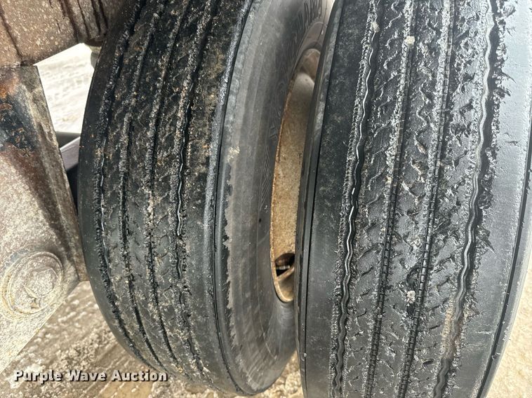 image for item NN9364 2004 Trail King live bottom trailer