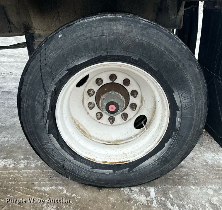 image for item NN9364 2004 Trail King live bottom trailer