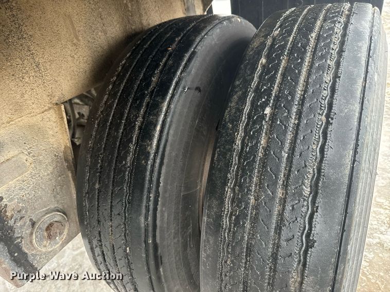 image for item NN9364 2004 Trail King live bottom trailer