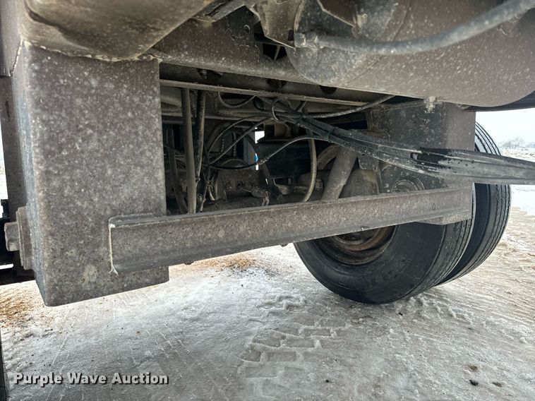 image for item NN9364 2004 Trail King live bottom trailer