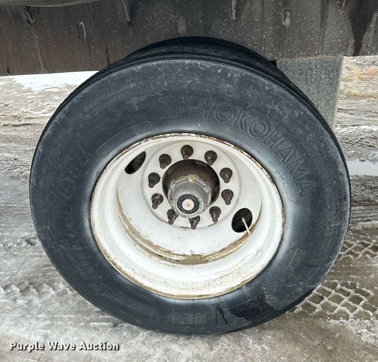 image for item NN9364 2004 Trail King live bottom trailer