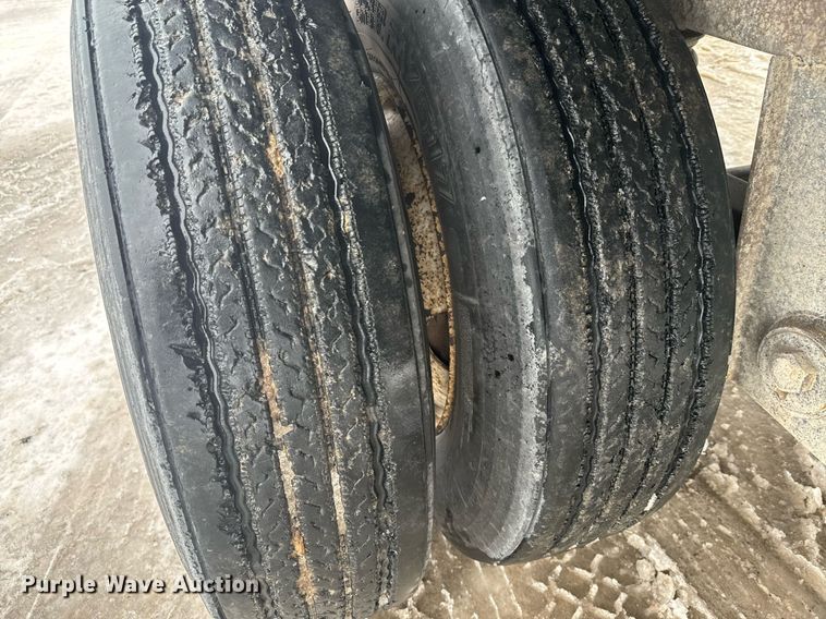 image for item NN9364 2004 Trail King live bottom trailer