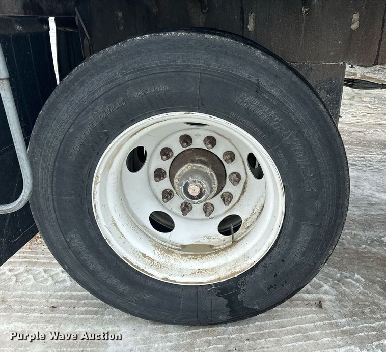 image for item NN9364 2004 Trail King live bottom trailer