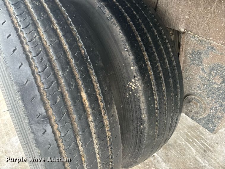 image for item NN9364 2004 Trail King live bottom trailer