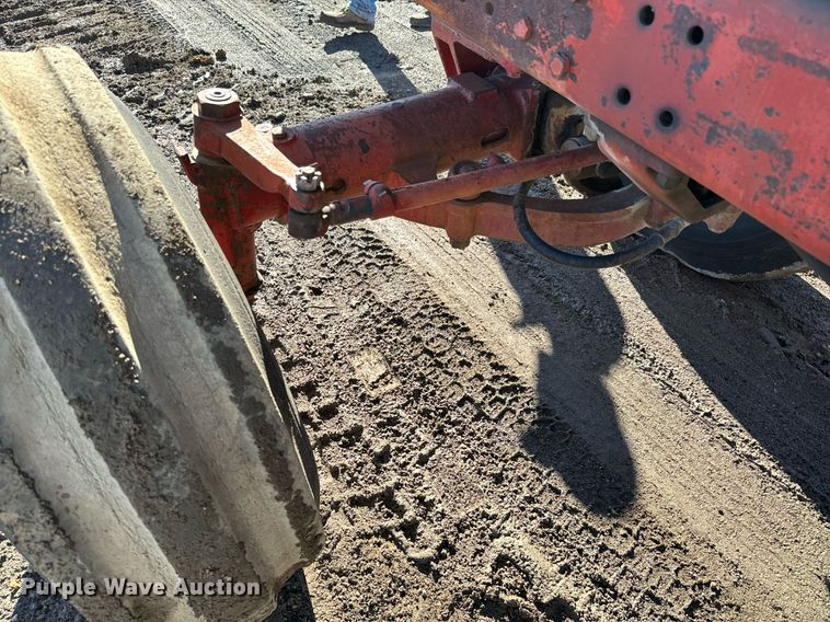 image for item NN9461 International  1086 tractor