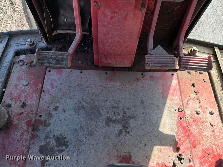 image for item NN9461 International  1086 tractor