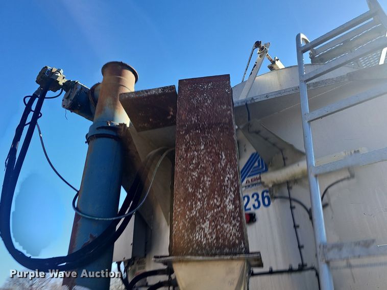 image for item NP9357 2001 Ledwell LW44 AA feed delivery trailer