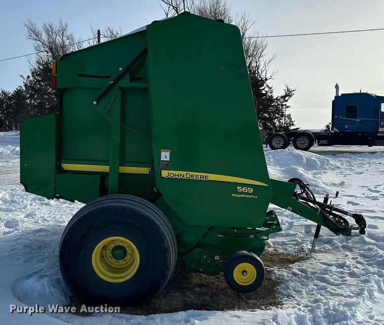 image for item NS9173 2015 John Deere 569 round baler