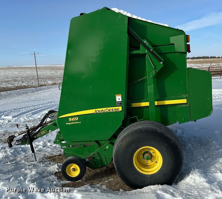 image for item NS9173 2015 John Deere 569 round baler