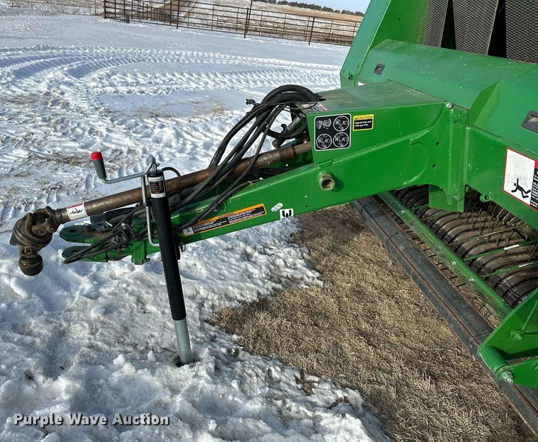 image for item NS9173 2015 John Deere 569 round baler