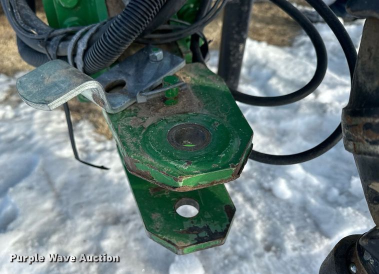 image for item NS9173 2015 John Deere 569 round baler