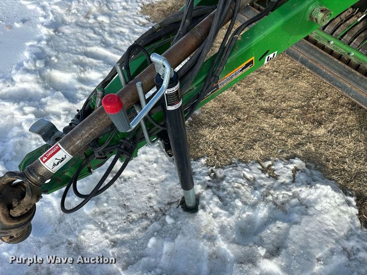 image for item NS9173 2015 John Deere 569 round baler