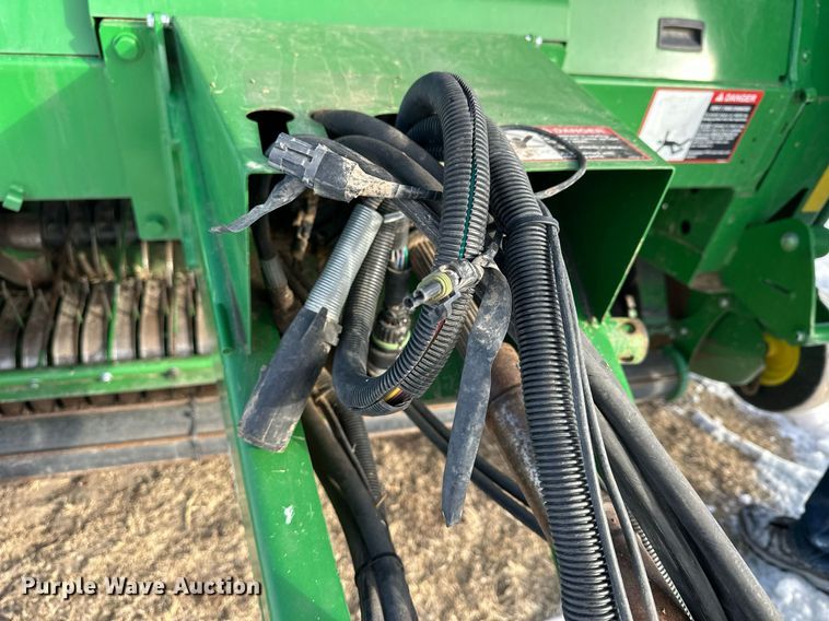 image for item NS9173 2015 John Deere 569 round baler