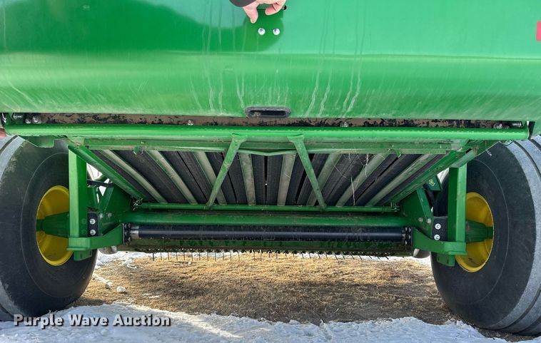 image for item NS9173 2015 John Deere 569 round baler