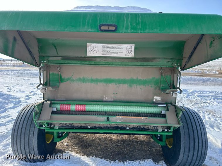 image for item NS9173 2015 John Deere 569 round baler