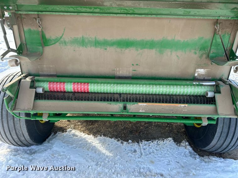 image for item NS9173 2015 John Deere 569 round baler