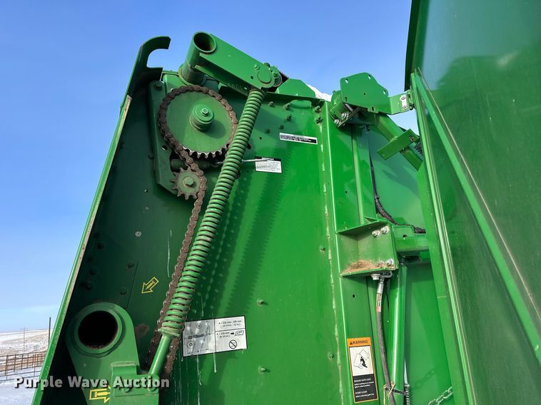 image for item NS9173 2015 John Deere 569 round baler