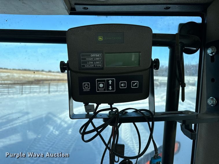 image for item NS9173 2015 John Deere 569 round baler
