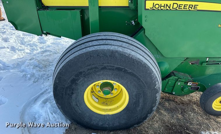 image for item NS9173 2015 John Deere 569 round baler