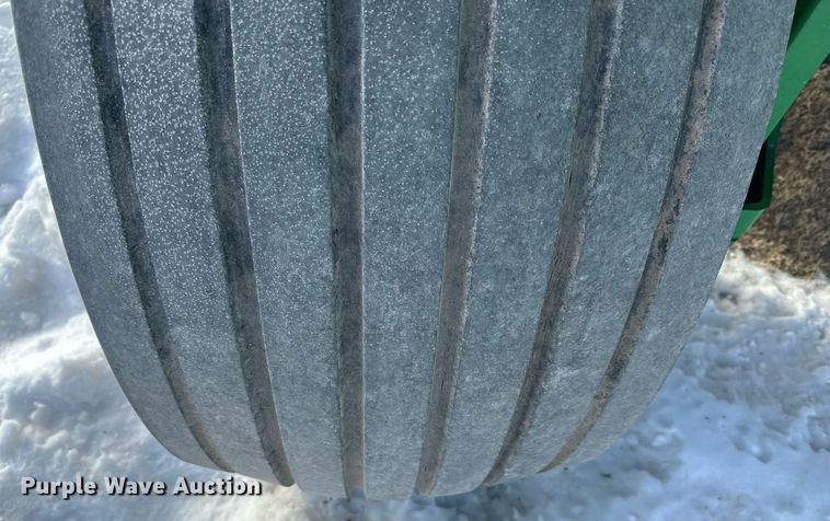 image for item NS9173 2015 John Deere 569 round baler