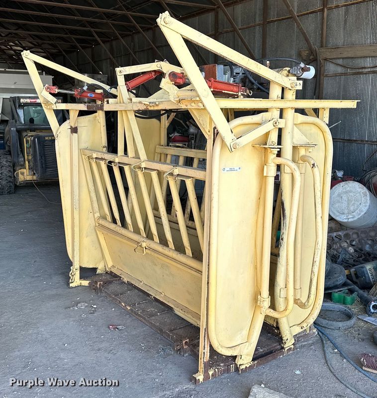 image for item NS9176 Livestock squeeze chute