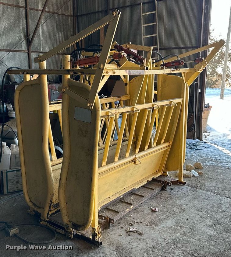 image for item NS9176 Livestock squeeze chute