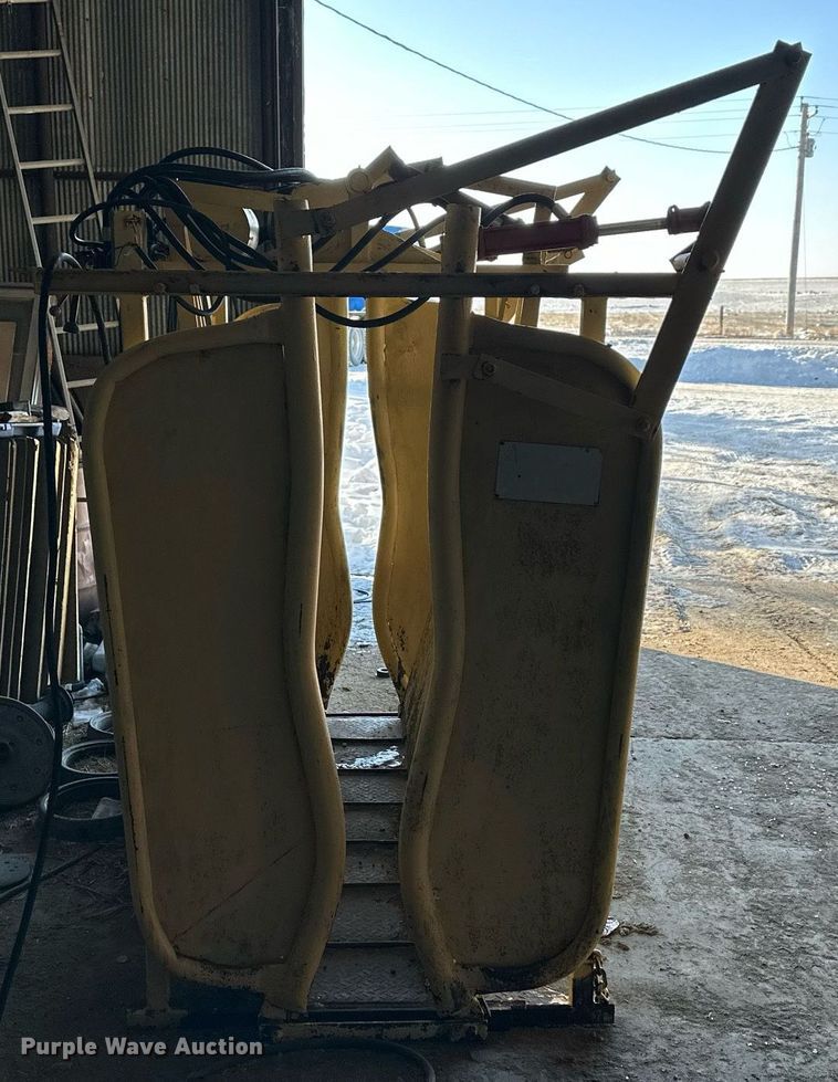 image for item NS9176 Livestock squeeze chute