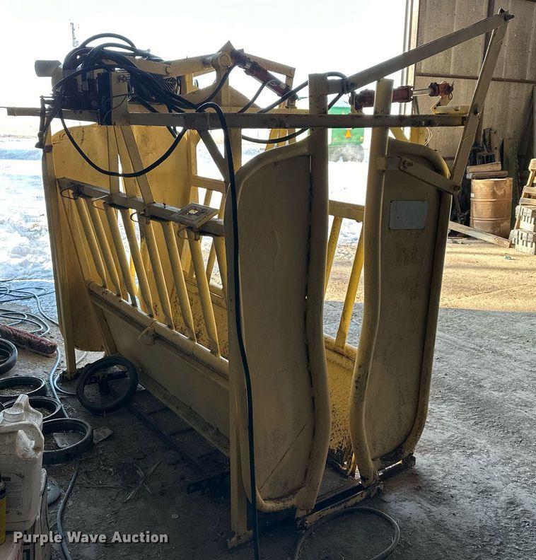 image for item NS9176 Livestock squeeze chute