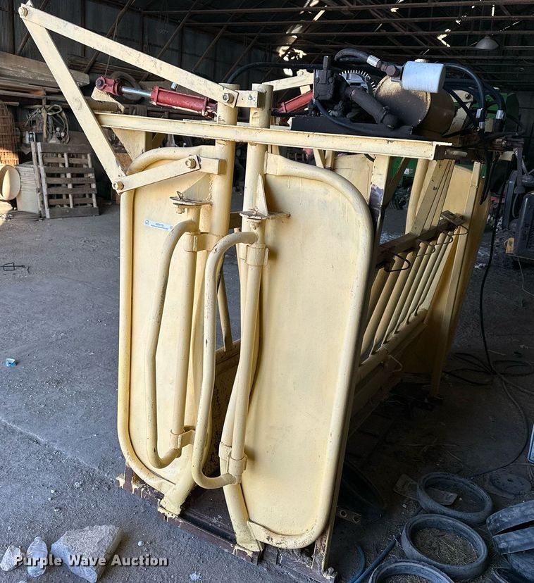 image for item NS9176 Livestock squeeze chute