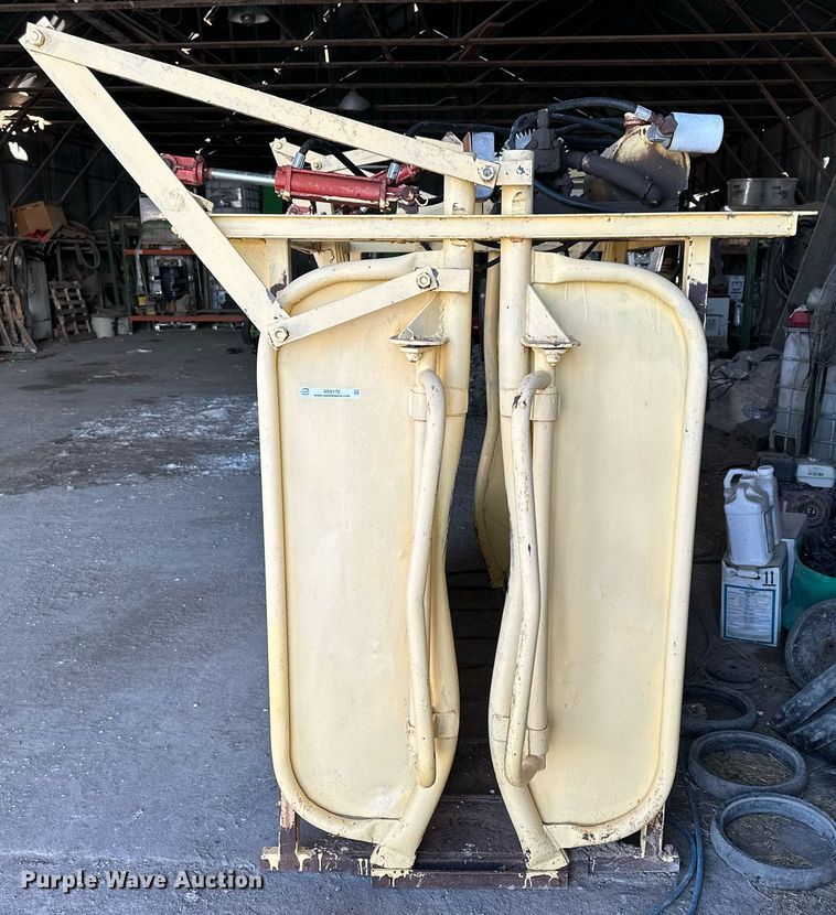 image for item NS9176 Livestock squeeze chute