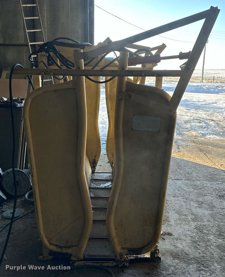 image for item NS9176 Livestock squeeze chute