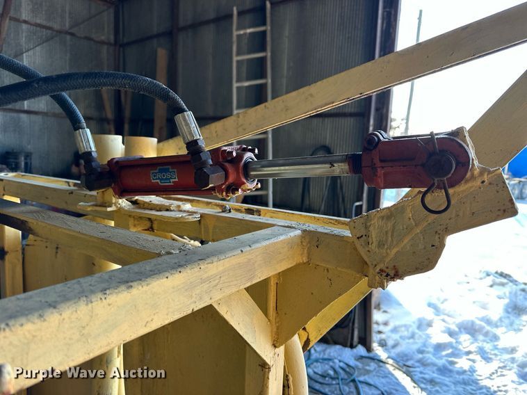 image for item NS9176 Livestock squeeze chute