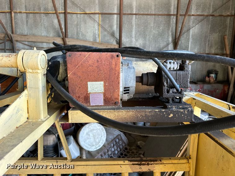 image for item NS9176 Livestock squeeze chute