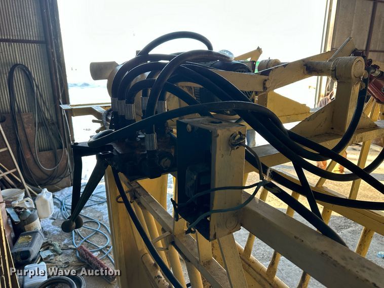 image for item NS9176 Livestock squeeze chute