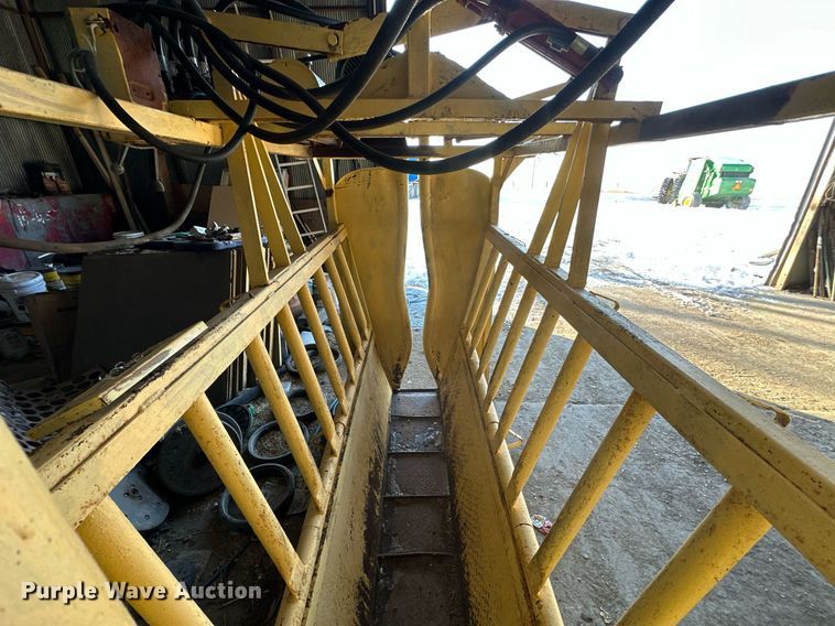 image for item NS9176 Livestock squeeze chute