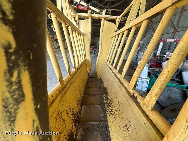image for item NS9176 Livestock squeeze chute