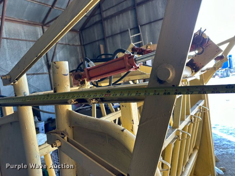 image for item NS9176 Livestock squeeze chute