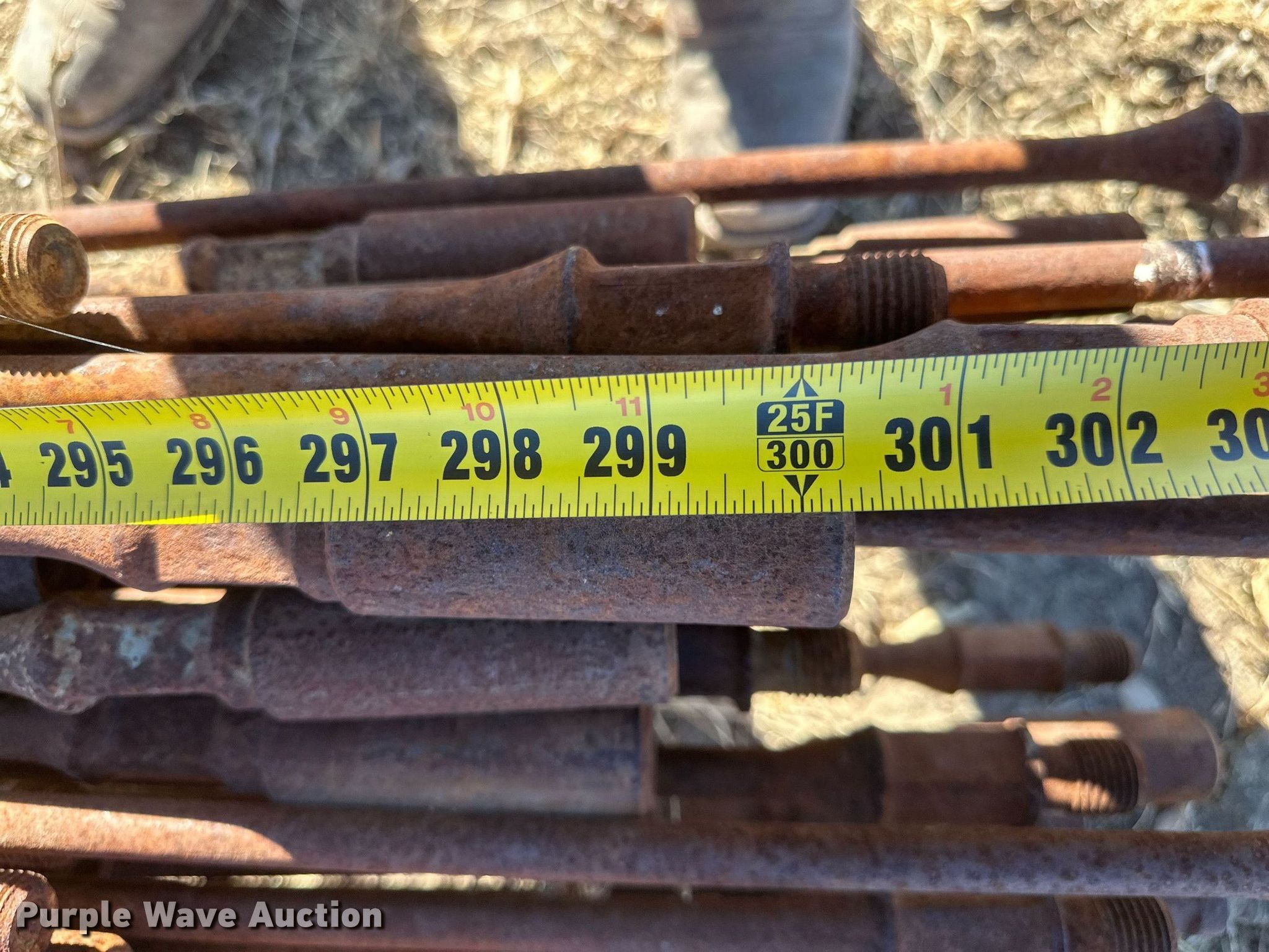 (100) sucker rods in Plains, KS | Item EK9789 sold | Purple Wave